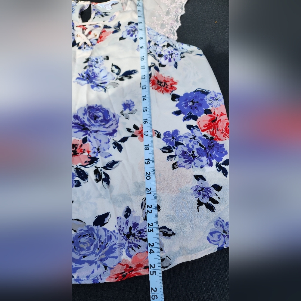 Candie's floral top - Picture 7 of 7